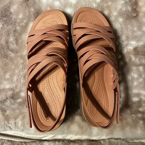 Crocs Brooklyn Low Wedge Pale Blush/Mushroom in size 8